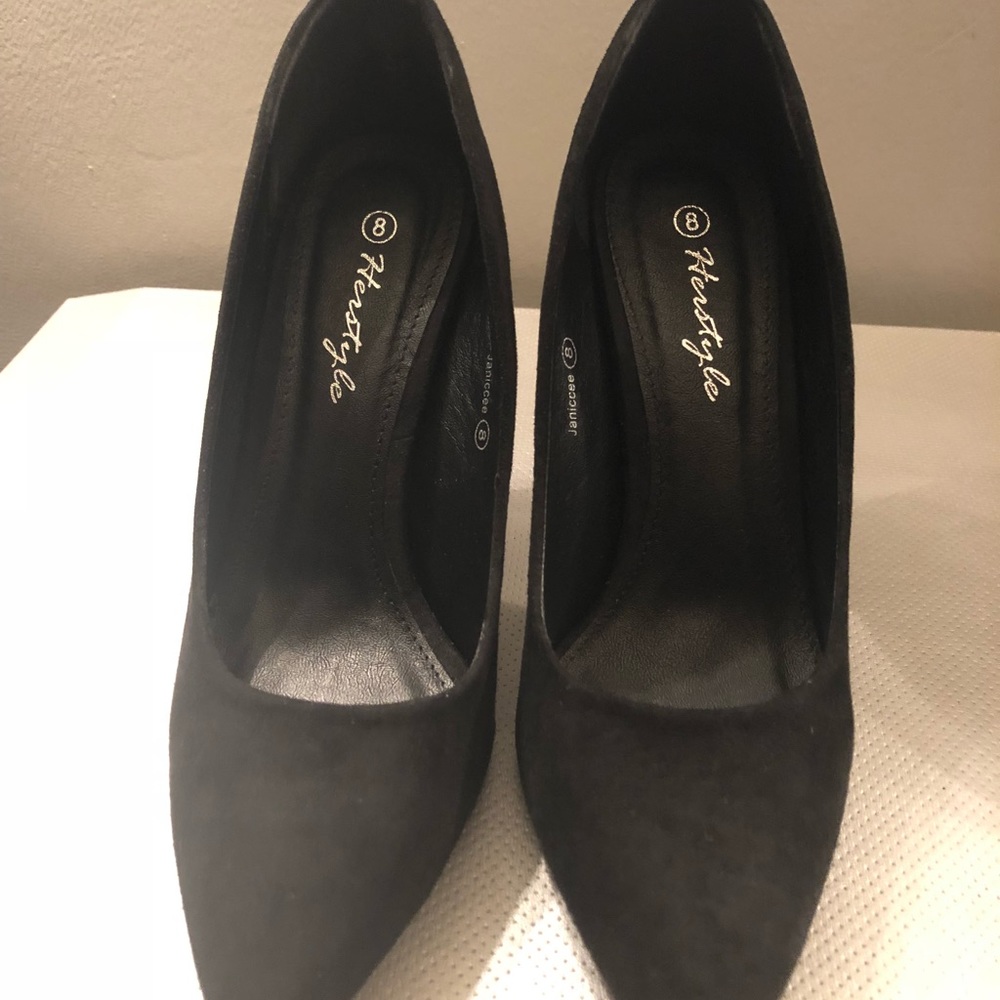 Women black pump